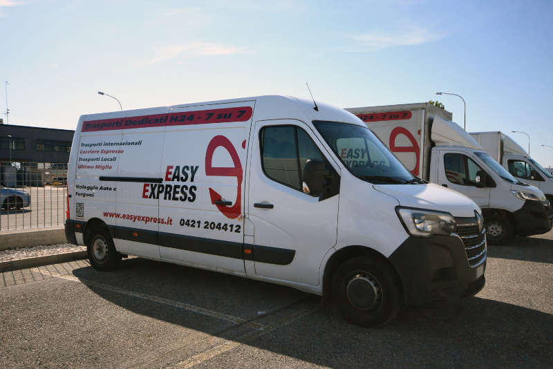 Alcuni furgoni della flotta di Easy Express