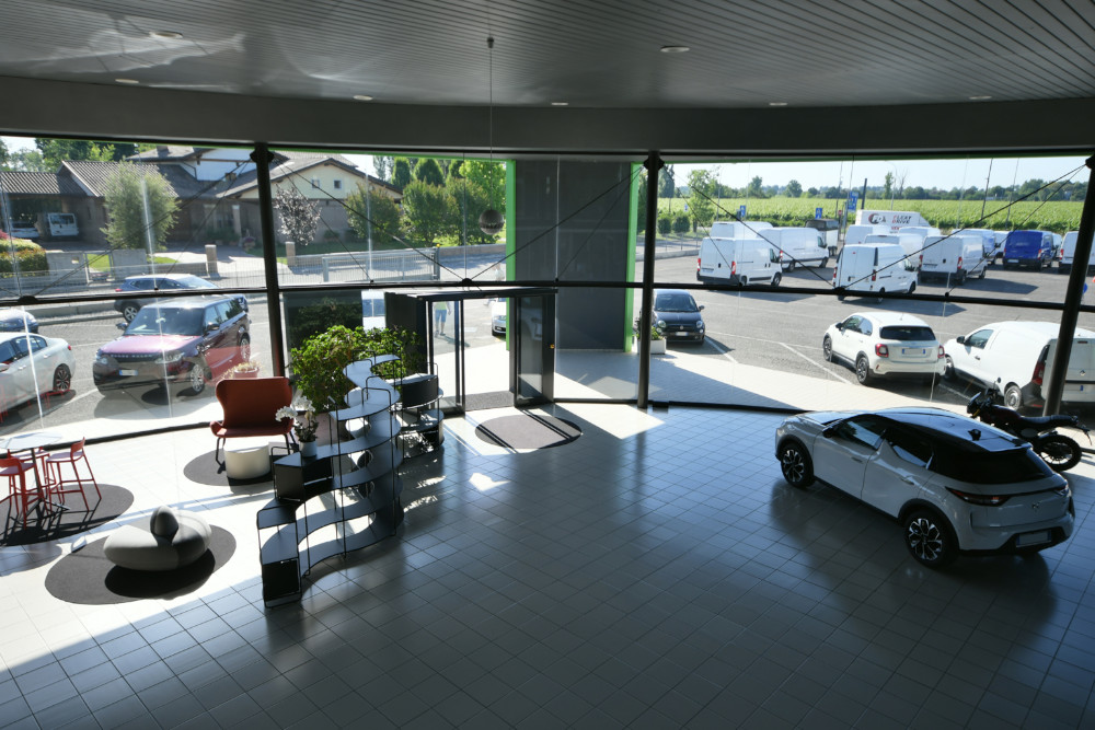 Interno sede Easy Express a Portogruaro per noleggio furgoni e auto
