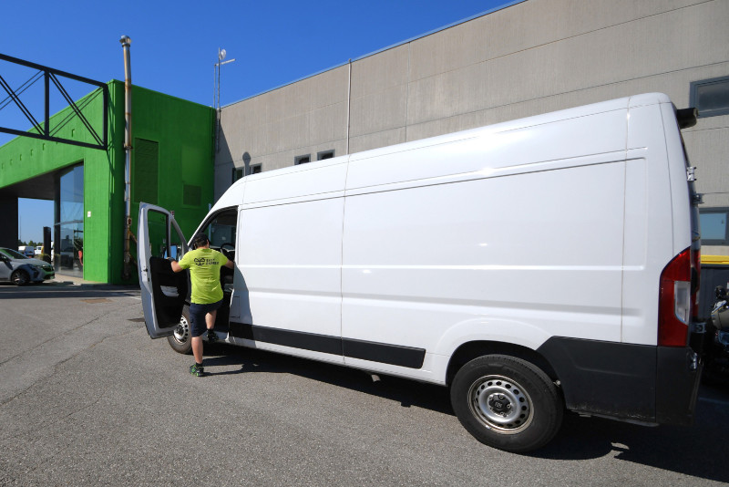 Furgone pronto a partire per un trasporto espresso dedicato di Easy Express