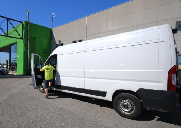 Furgone pronto a partire per un trasporto espresso dedicato di Easy Express
